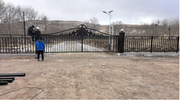 卓資山某小區圍欄、鐵藝大門安裝中